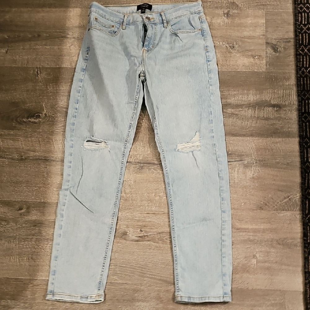 Banana Repunlic Light Wash Distressed Women’s Girlfriend Jeans